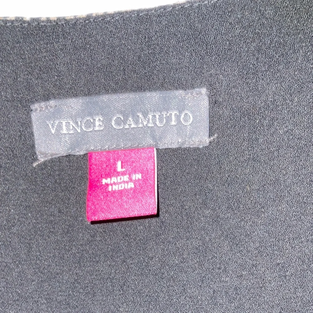 Beautiful ladies v neck long sleeve blouse.  Like new!  Vince Camuto size large - Picture 2 of 9